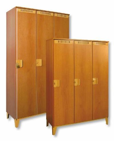 &Scaron;atn&iacute; skř&iacute;ňka 3-d&iacute;ln&aacute; n&iacute;zk&aacute; 900x1400x382 mm (podstavec kovov&yacute;, perforovan&yacute; plech)