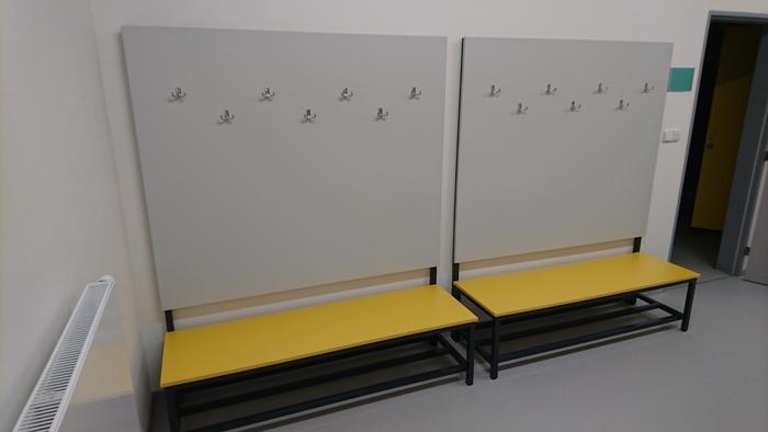 &Scaron;KOLN&Iacute; LAVIČKA  DO &Scaron;ATNY S VĚ&Scaron;&Aacute;KOVOU STĚNOU