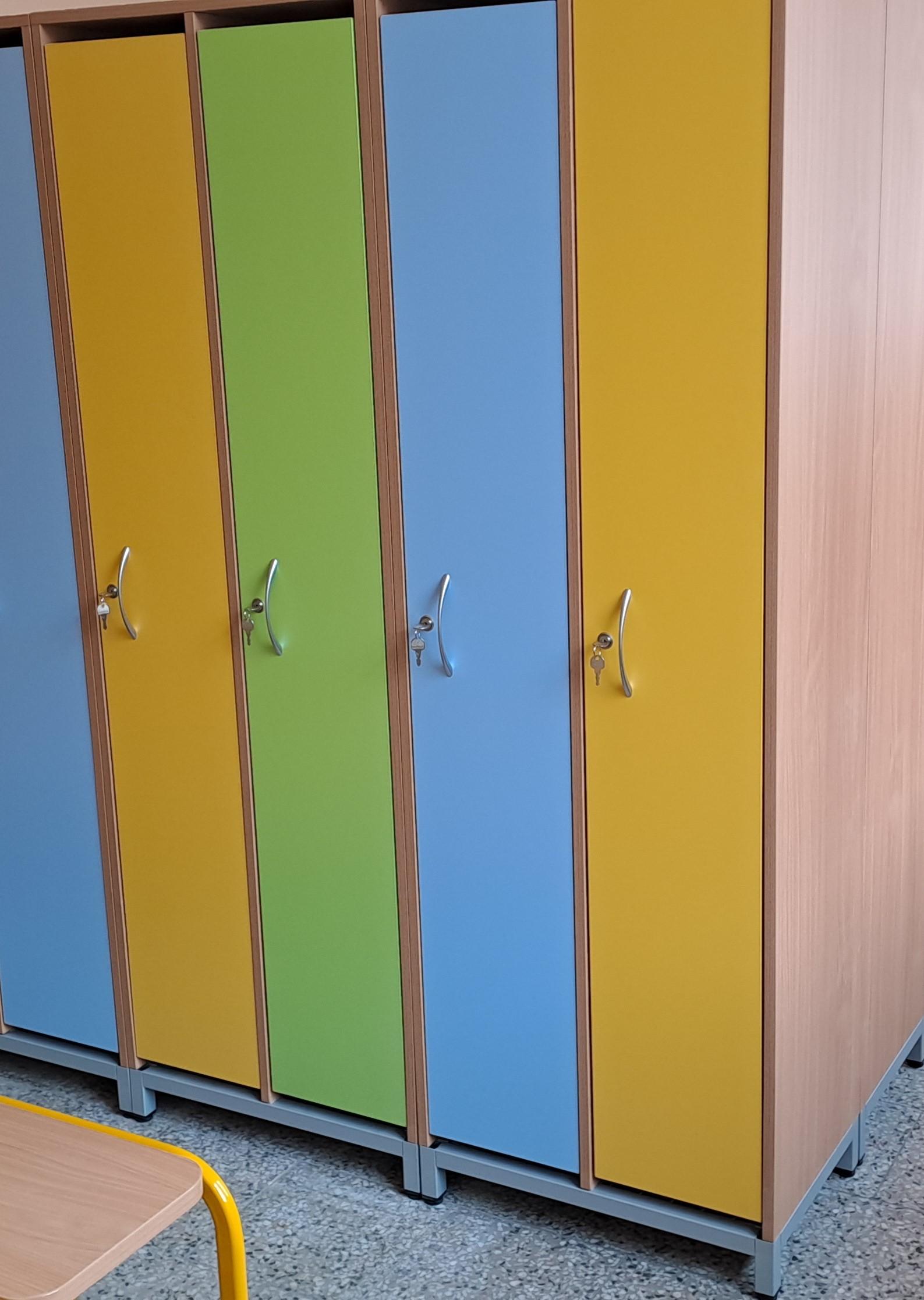 &Scaron;atn&iacute; skř&iacute;ňka 2-d&iacute;ln&aacute; n&iacute;zk&aacute; 600x1500x400 mm (podstavec kovov&yacute; ro&scaron;t)