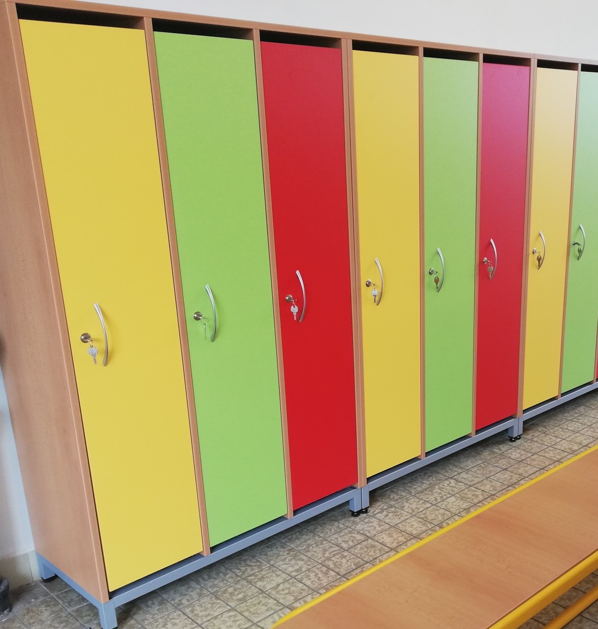 &Scaron;atn&iacute; skř&iacute;ňka 3-d&iacute;ln&aacute; n&iacute;zk&aacute; 900x1500x400 mm (podstavec kovov&yacute; ro&scaron;t)